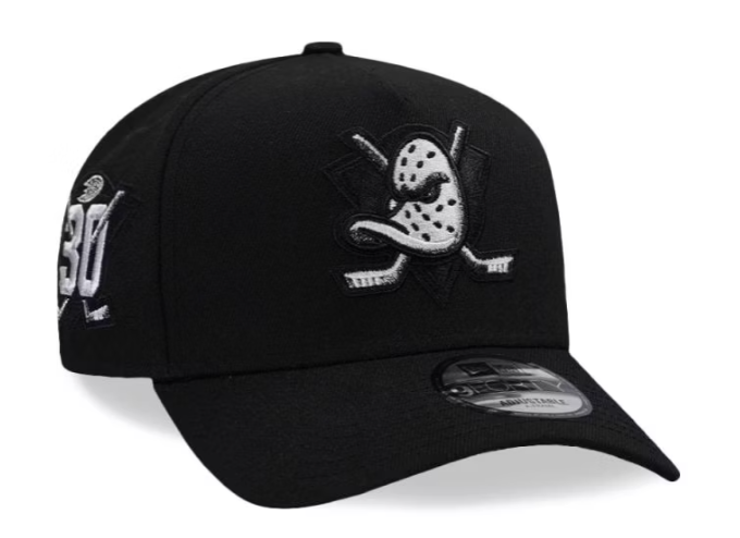 New Era de los Anaheim Ducks 30th Aniversario Blacked Out Edition 9 Forty